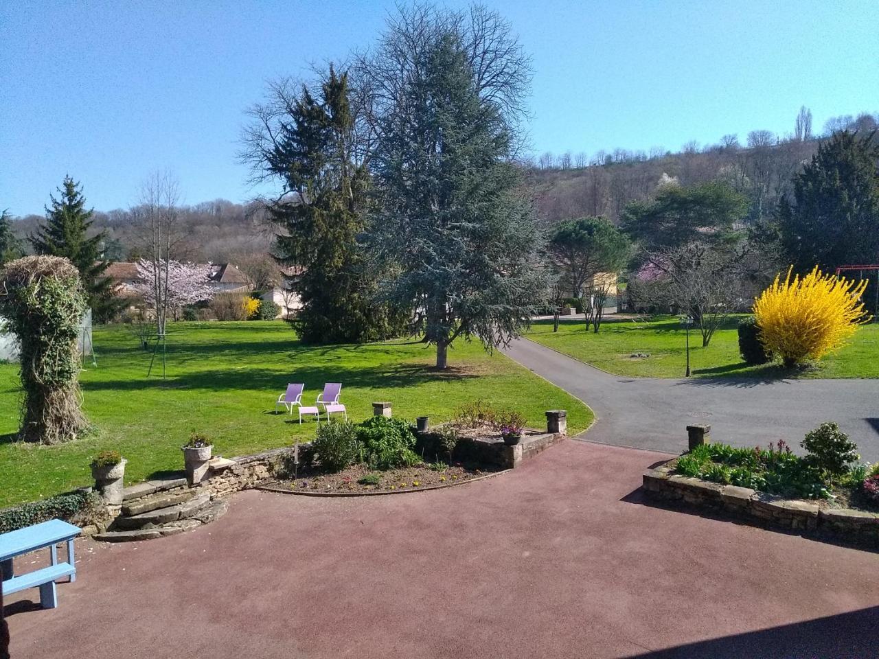 Le Relais Des Dames Bed & Breakfast Neuville sur Saone Bagian luar foto